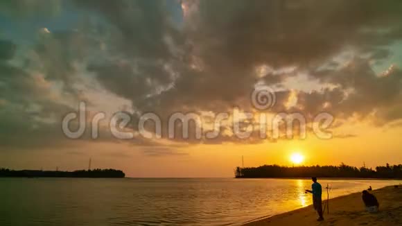 人在海边钓鱼的剪影日落时分时光流逝戏剧性的天空美丽的光自然的镜头视频的预览图