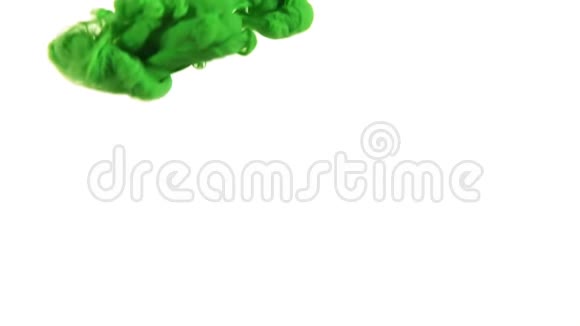 绿色的墨水在水下旋转视频的预览图