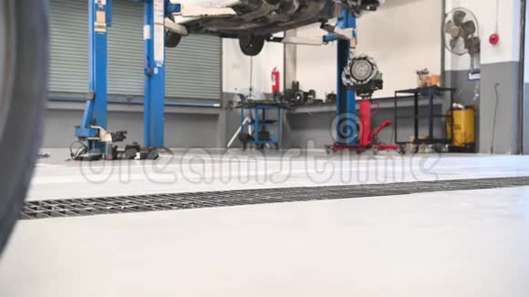 男机修工在维修服务车库背景时保持和滚动轮胎技术员更换冬季和夏季轮胎视频的预览图