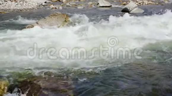 泉水中流动的河水上有白浪石头和岩石可见慢动作视频视频的预览图
