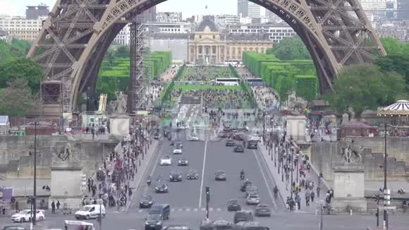 白天的交通和埃菲尔铁塔快速运动视频的预览图