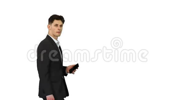一个英俊的可疑商人手里拿着电话手里拿着公文包看着旁边的白色视频的预览图