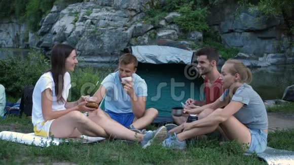 一群在野外吃零食和露营的游客视频的预览图