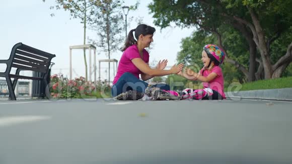 妈妈和女儿玩轮滑的乐趣视频的预览图