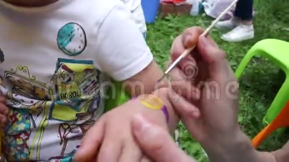 一个孩子的手腕上画着水彩画视频的预览图