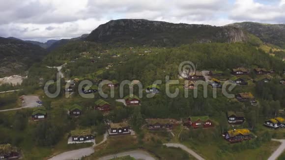 挪威Sirdal市山区的SuleskardFjellsenter小屋空中镜头视频的预览图