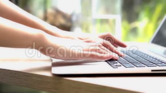 近距离亚洲手自由职业年轻女性在网上工作笔记本电脑在办公室办公桌上快乐视频的预览图