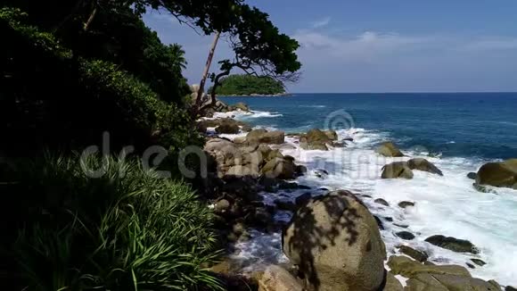 夏季带海海岸景观的海浪拍岸景观自然景观和美丽的热带海洋视频的预览图