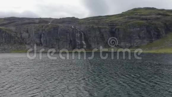 空中镜头的AurlandsfjelletFlotvatnet湖与瀑布Flotane在夏天从湖到顶部视频的预览图
