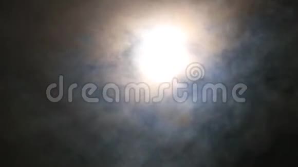 夜晚的月亮和奇怪的云彩视频的预览图