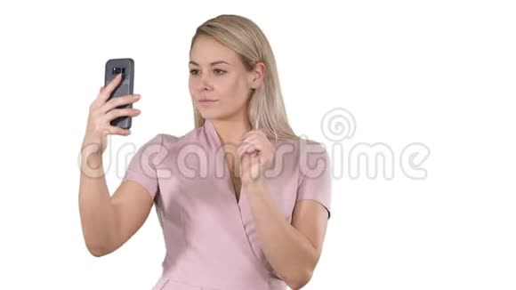 幸福的女人在白色背景上用手机拍照视频的预览图