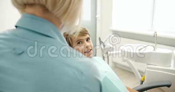 牙医给予男孩高生命视频的预览图