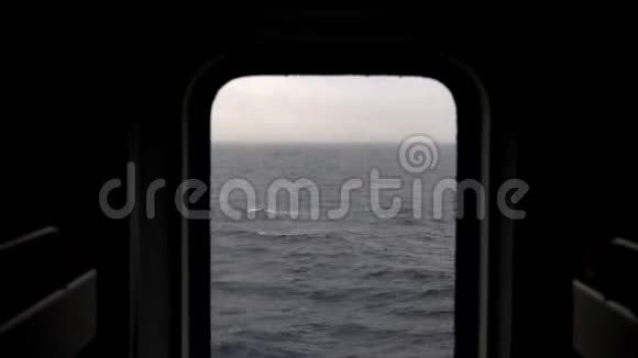 从船的舷窗眺望大海视频的预览图