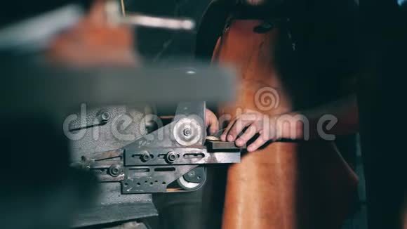 铁匠在锻炉上的旋转机器上锋利的金属刀视频的预览图
