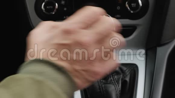 司机控制自动和开关齿轮视频的预览图