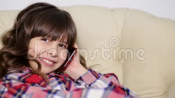 小孩在电话里闲聊用智能手机和女友聊天视频的预览图