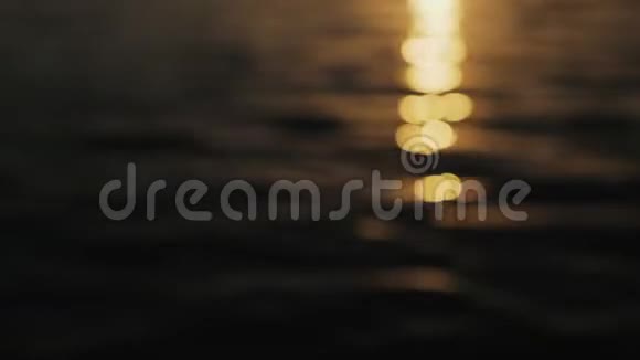 在琥珀色的夕阳下太阳在波浪上闪闪发光视频的预览图