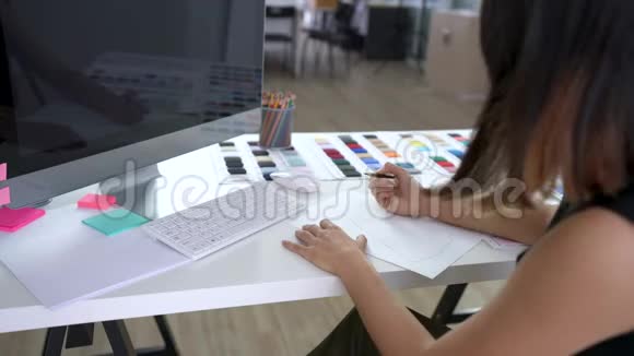 创意设计师在工作台纸上绘制新创意视频的预览图