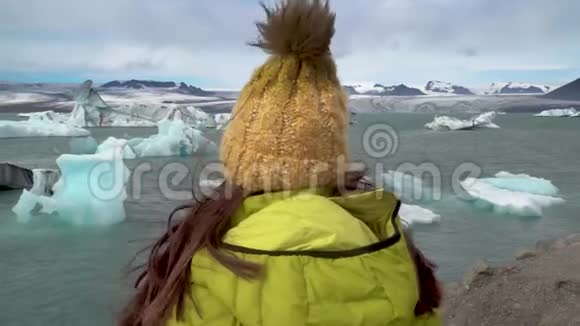 在冰岛旅游的人在看约库尔斯隆冰川泻湖视频的预览图
