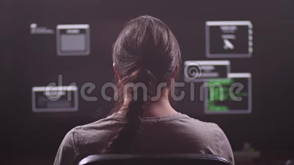 一个人在电脑上工作他是程序员或黑客显示器上有很多软件钥匙4K慢慢视频的预览图