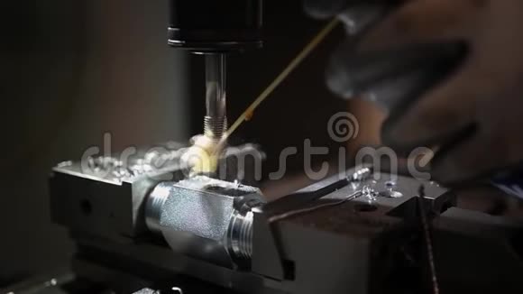 在钢上制造螺纹的机器视频的预览图
