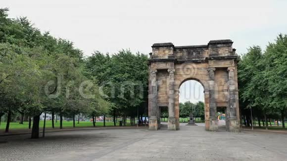 1892年在苏格兰格拉斯哥绿色公园建造的麦克伦南拱门视频的预览图