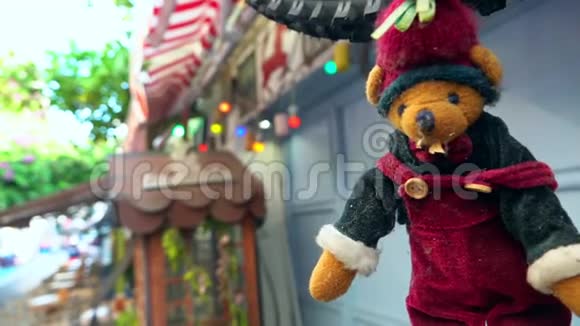 红色熊玩具挂在户外视频的预览图
