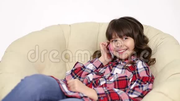漂亮的女孩在智能手机上说话说话时开心地笑着视频的预览图