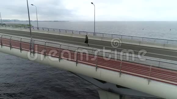 海边大桥的航拍镜头视频的预览图