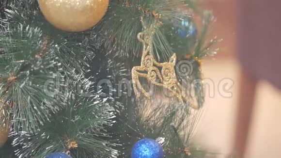 圣诞树上有玩具圣诞球金色和蓝色人们走路视频的预览图
