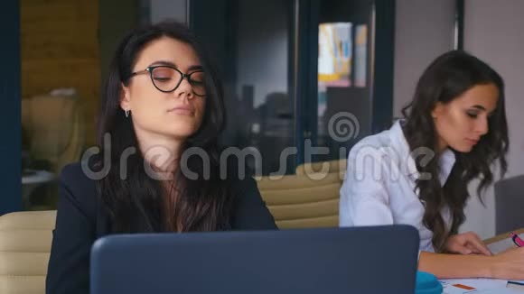 厌倦了悲伤的女工厌倦了没有动力的工作对办公室里带着笔记本电脑的枯燥工作不感兴趣疲惫的心情视频的预览图