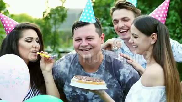 朋友们把生日蛋糕扔在男人脸上他笑着在聚会上开玩笑视频的预览图