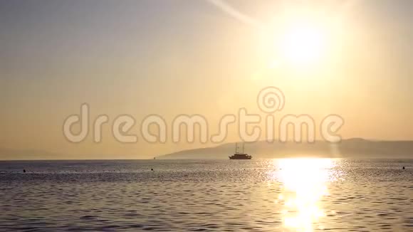 日落时船在海上航行视频的预览图