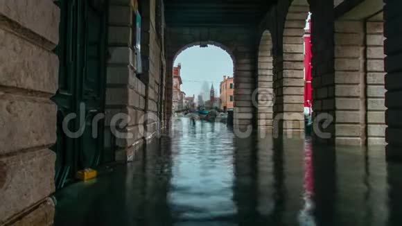 被洪水淹没的步行街的时间推移视频的预览图