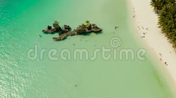 白沙滩和泻湖带绿松石水鸟瞰长滩岛石窟威利岩石视频的预览图