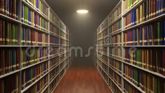 在古老复古风格的图书馆里的长书架和很多书之间移动视频的预览图