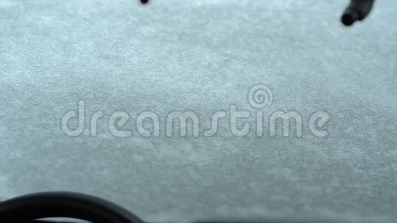 冬天汽车刮水器将挡风玻璃从积雪中清除干净视频的预览图