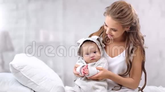 美丽的微笑妈妈玩可爱的宝贝拍手感觉爱包围着光视频的预览图