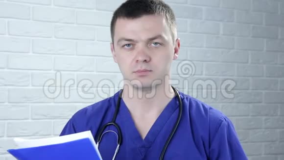 一位沮丧的医生摇摇头疲惫的医生看上去心烦意乱特写视频的预览图