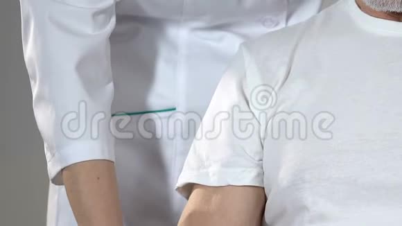 护士用颤抖的双手握着哑铃帮助老人康复视频的预览图