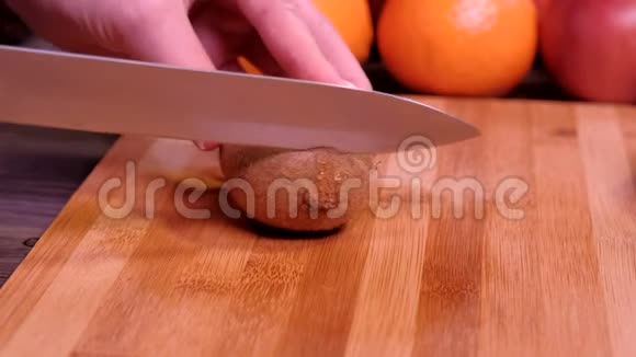 女人的手在厨房里切鲜猕猴桃视频的预览图