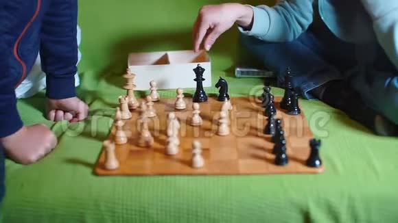 男孩在棋盘上移动一块棋子视频的预览图