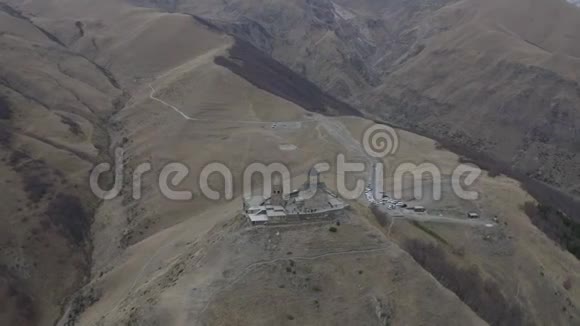 在卡兹别克山高地上俯瞰古老的格鲁吉亚教堂视频的预览图