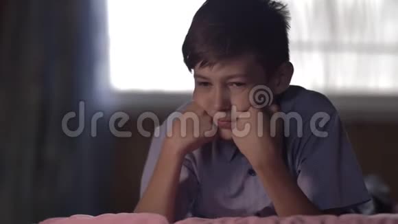 男孩有罪他在家躺在床上思考自己的行为视频的预览图