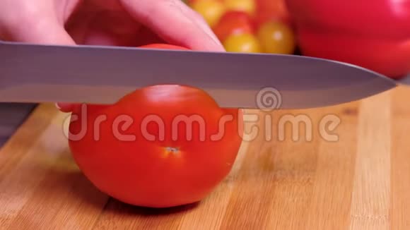 闭上女人手切番茄视频的预览图