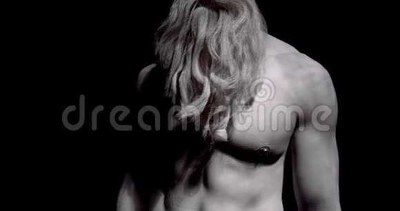 活生生的宙斯雕像摆姿势弯曲他的肌肉黑白4K视频的预览图