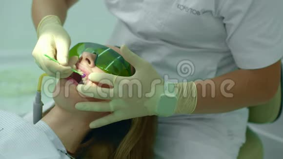 牙医用牙棒摩擦一种物质视频的预览图