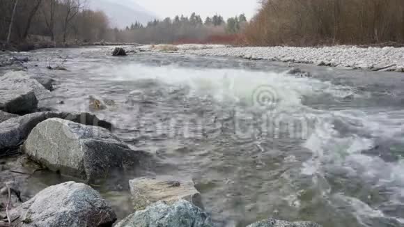 春日野河上白浪大岩前景小圆石彼岸背景视频的预览图