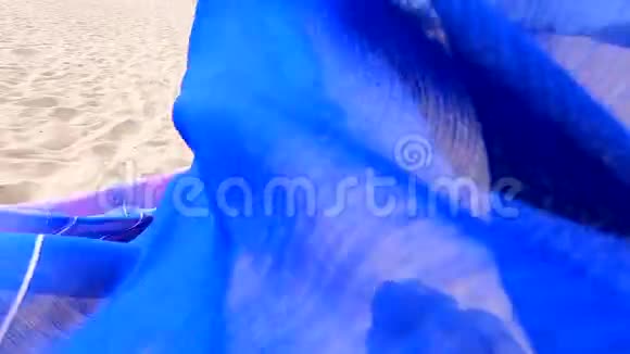 抽象概念背景沙堆上随风飘扬的围巾视频的预览图