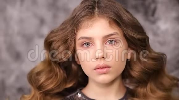 少女美丽的脸庞美丽的小女孩的肖像视频的预览图